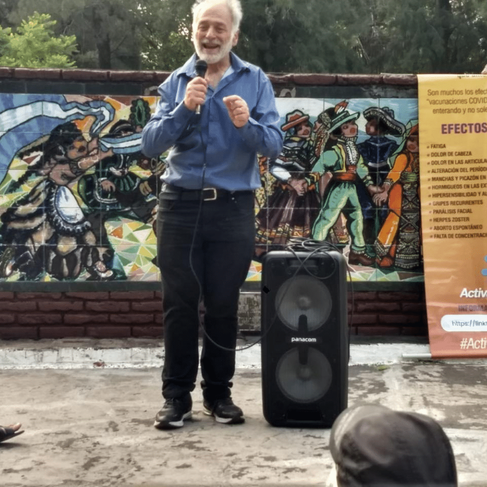 Miembros del equipo de Unión por el Bienestar dando charlas en un evento, promoviendo la educación sobre salud holística.