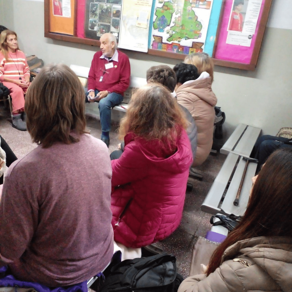 Miembros del equipo de Unión por el Bienestar dando charlas en un evento, promoviendo la educación sobre salud holística.