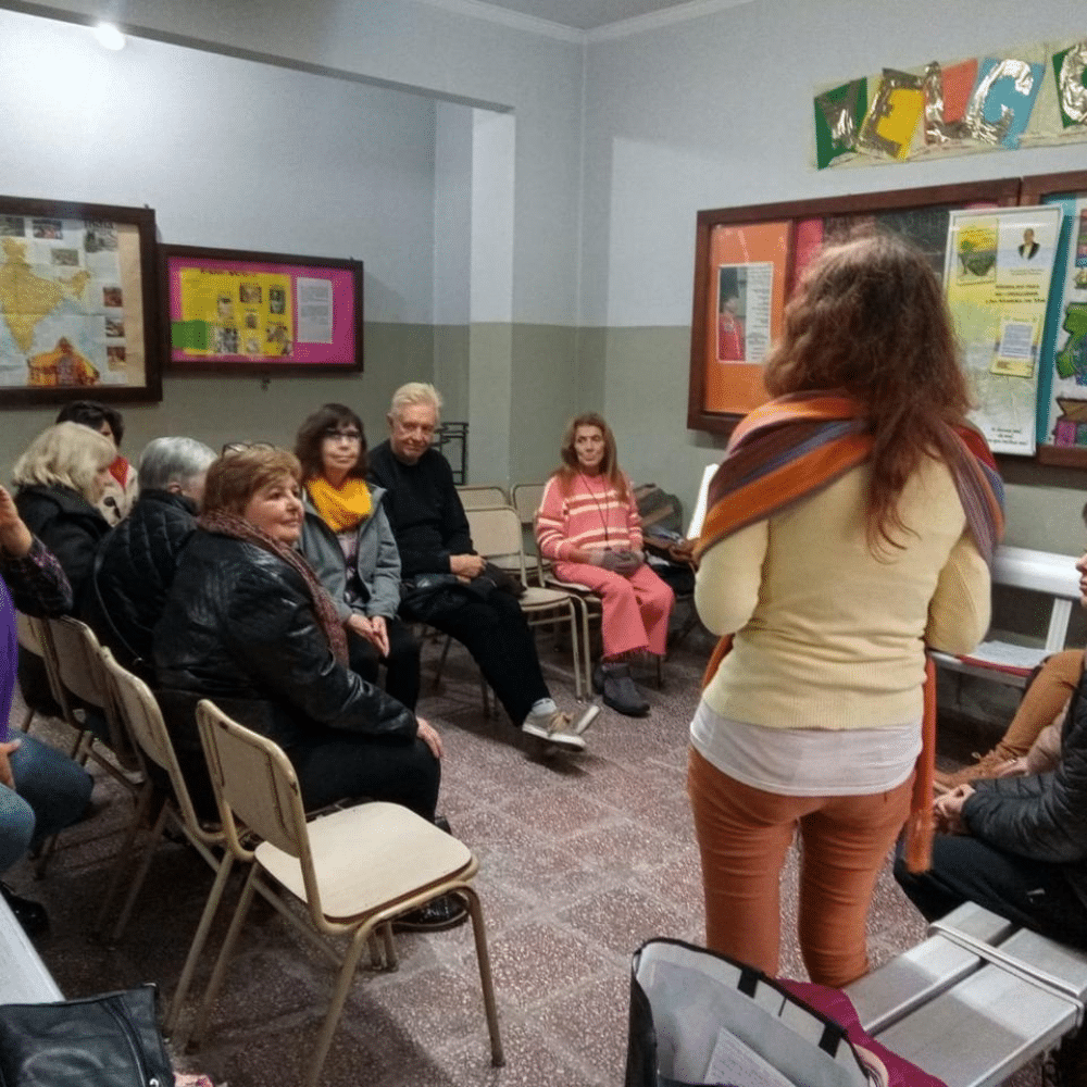 Miembros del equipo de Unión por el Bienestar dando charlas en un evento, promoviendo la educación sobre salud holística.