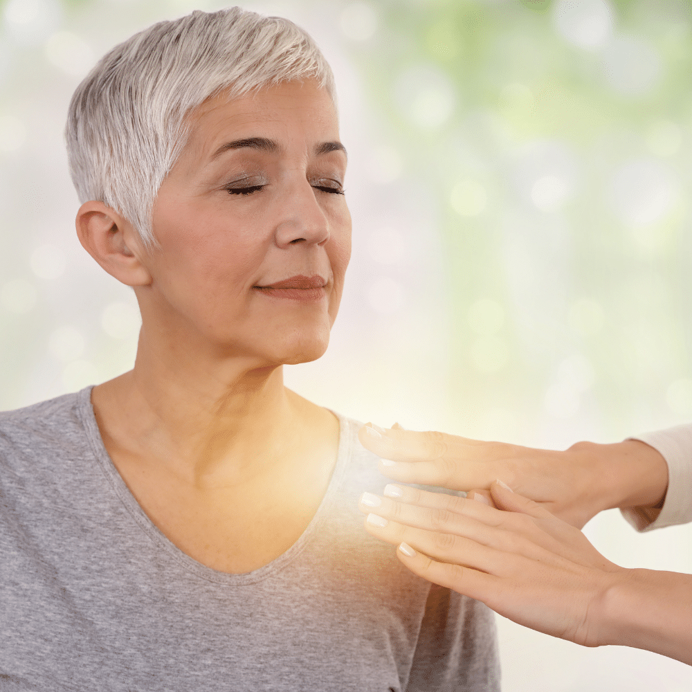 Persona recibiendo Reiki, una práctica de sanación energética para equilibrar el cuerpo y la mente.