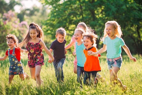 Niños participando en actividades de la Escuela Índigo, desarrollando sus capacidades extrasensoriales y conectando con su intuición.